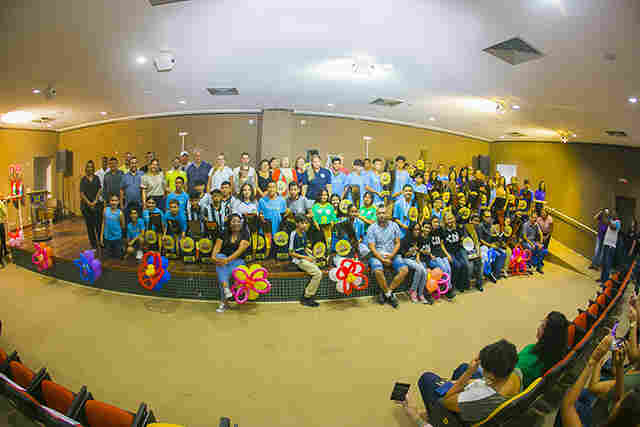 Prefeitura premia campe&otilde;es da 33&ordf; edi&ccedil;&atilde;o dos Jogos da Rede Municipal de Ensino