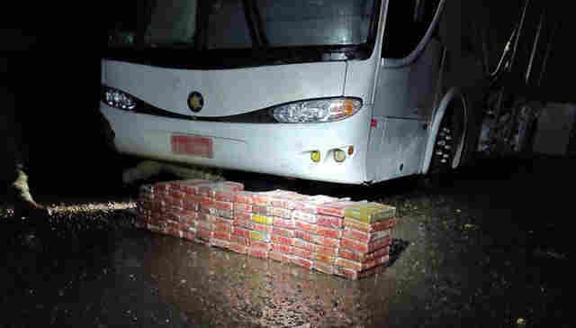 &Ocirc;nibus com estrangeiros sem documenta&ccedil;&atilde;o &eacute; apreendido com 91 Kg de cloridrato de coca&iacute;na
