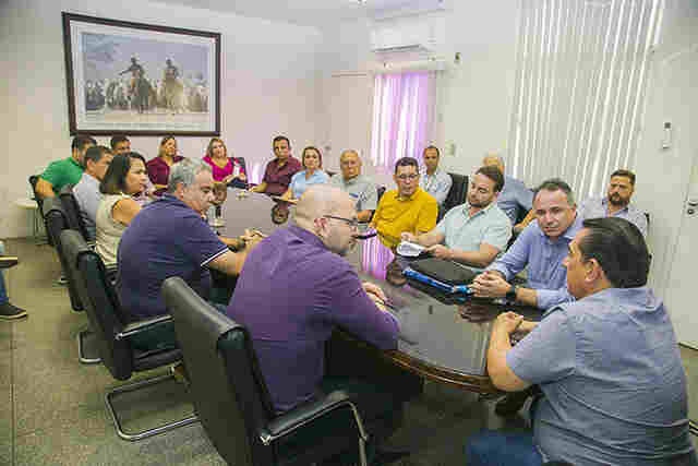 Com secret&aacute;rio Estadual, diretor do SENAI e deputado, prefeito busca ampliar Ensino Profissionalizante
