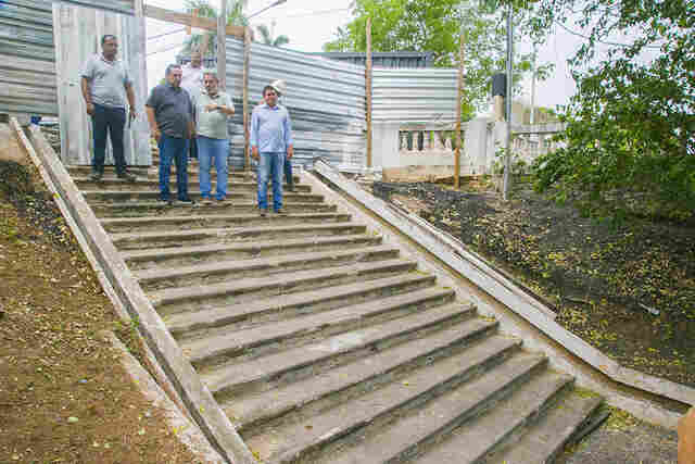 Prefeito vistoria obras de recupera&ccedil;&atilde;o e estabiliza&ccedil;&atilde;o de encosta da Escadinha da 15 de Novembro