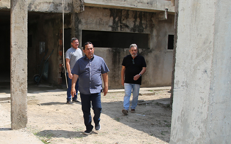 Prefeitura retoma obras do Centro de Sa&uacute;de da Mulher; prefeito Marcelo Iunes vistoria servi&ccedil;os 