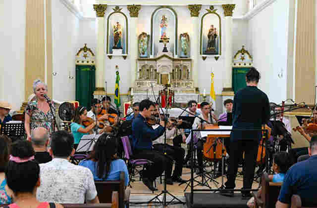 Tet&ecirc; Esp&iacute;ndola e Orquestra de Maestro Martinelli brilham na Catedral em Corumb&aacute;