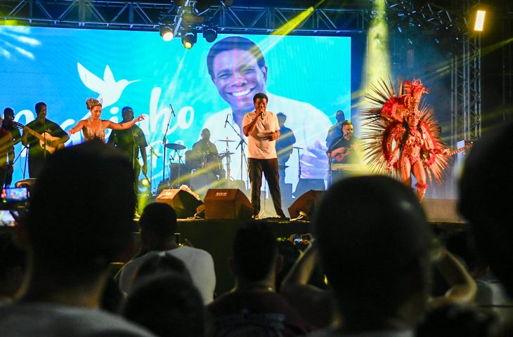 Neguinho da Beija-Flor encanta a plateia no segundo dia do Festival Am&eacute;rica do Sul