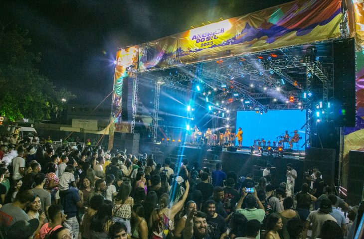 Com licen&ccedil;a do rap, Criolo toca samba, dedica show a professores e faz pra&ccedil;a cantar com a alma