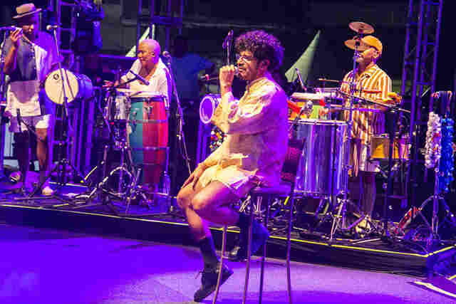 Com licen&ccedil;a do rap, Criolo toca samba, dedica show a professores e faz pra&ccedil;a cantar com a alma