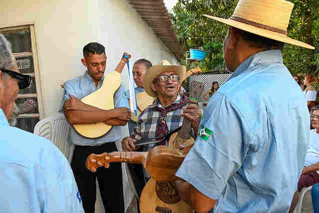 No museu onde a mem&oacute;ria dos cururueiros faz morada, seu Sebasti&atilde;o reencontra irm&atilde;os da viola de cocho