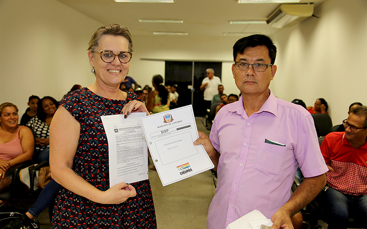 Matr&iacute;culas regularizadas do Loteamento Pantanal s&atilde;o entregues na Ger&ecirc;ncia de Habita&ccedil;&atilde;o