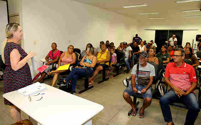 Matr&iacute;culas regularizadas do Loteamento Pantanal s&atilde;o entregues na Ger&ecirc;ncia de Habita&ccedil;&atilde;o