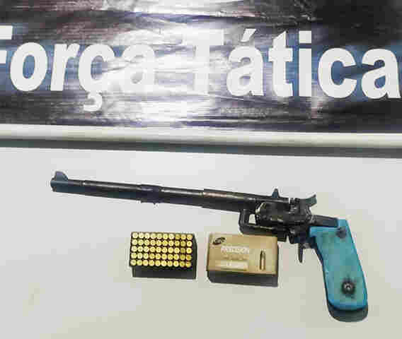 Homem &eacute; detido por porte ilegal de arma de fogo, ap&oacute;s agress&atilde;o a enteado menor de idade e esposa em Albuquerque