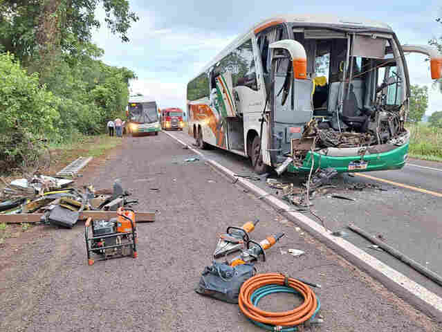 &Ocirc;nibus da Andorinha que saiu de Corumb&aacute; colide na traseira de caminh&atilde;o na BR-262 e deixa quatro feridos