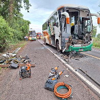 &Ocirc;nibus da Andorinha que saiu de Corumb&aacute; colide na traseira de caminh&atilde;o na BR-262 e deixa quatro feridos