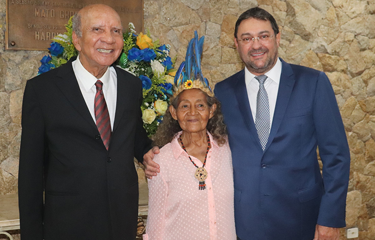 UFMS homenageia personalidades de destaque com t&iacute;tulo Doutor Honoris Causa