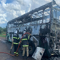 &Ocirc;nibus que realiza o transporte de bolivianos para SP fica destru&iacute;do ap&oacute;s inc&ecirc;ndio