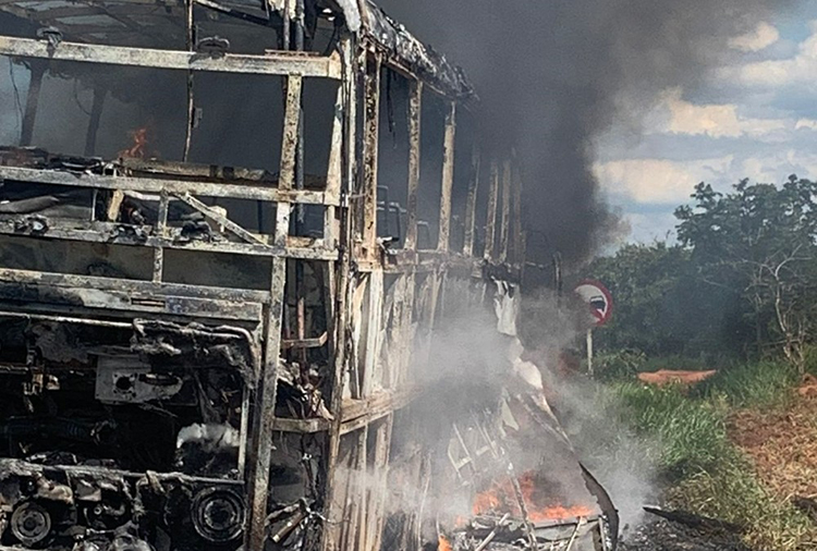 &Ocirc;nibus que realiza o transporte de bolivianos para SP fica destru&iacute;do ap&oacute;s inc&ecirc;ndio