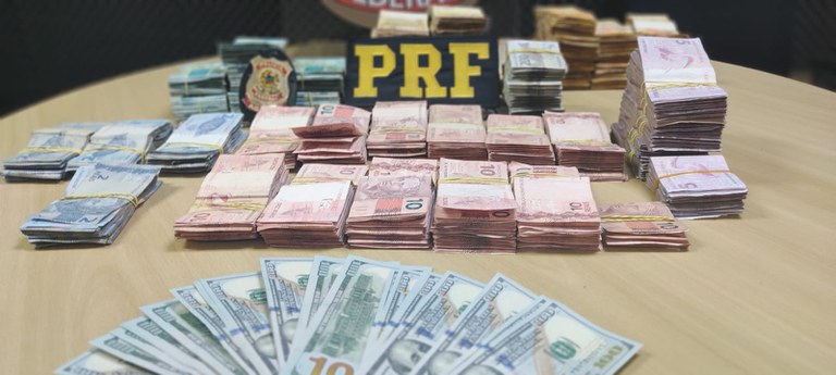 Bolivianos na clandestinidade s&atilde;o detidos com 266 mil em reais e em d&oacute;lares 