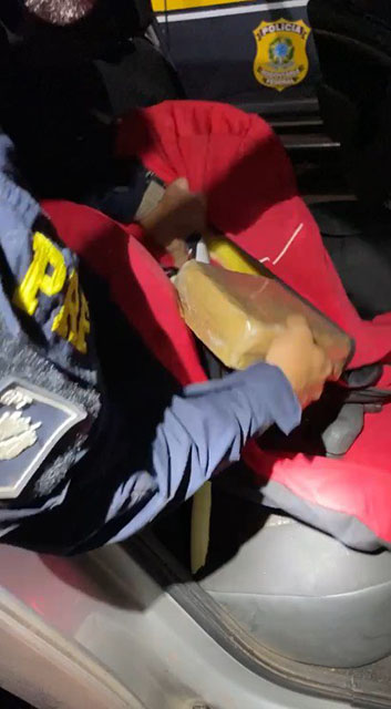 Motorista contratado por um aplicativo de mensagens &eacute; detido na BR-262 com coca&iacute;na e maconha