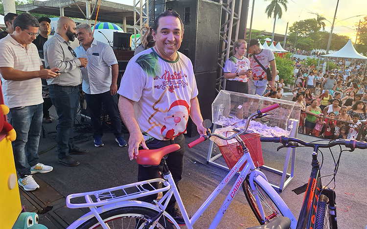 Natal Estrelado faz a festa para 20 mil pessoas na Esplanada e presenteia 8 mil crian&ccedil;as