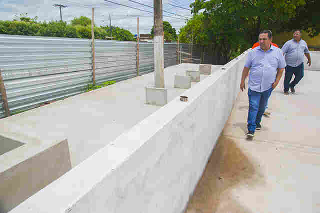 Prefeito vistoria constru&ccedil;&atilde;o de pra&ccedil;a no Previsul; obra deve ser inaugurada no in&iacute;cio de 2024