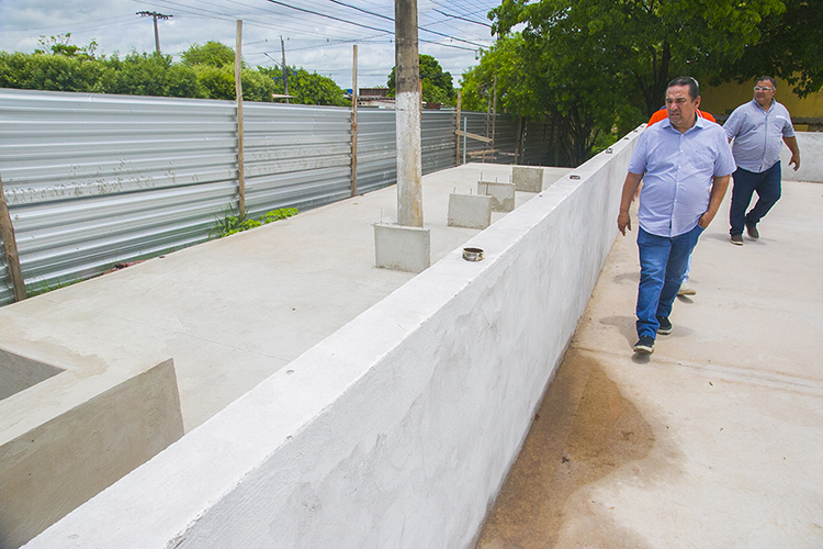 Prefeito vistoria construção de praça no Previsul; obra deve ser inaugurada no início de 2024