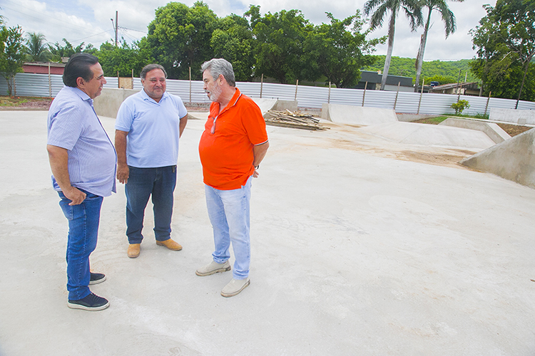 Prefeito vistoria constru&ccedil;&atilde;o de pra&ccedil;a no Previsul; obra deve ser inaugurada no in&iacute;cio de 2024