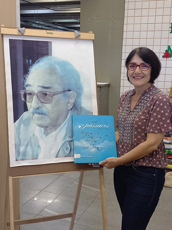 Biblioteca Isaias Paim realiza exposi&ccedil;&atilde;o em comemora&ccedil;&atilde;o ao anivers&aacute;rio de 107 anos do nascimento do poeta Manoel de Barros