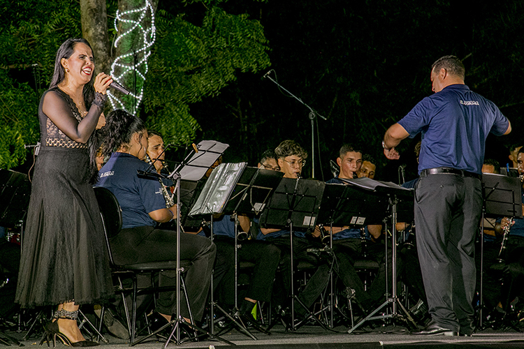 Em concerto a c&eacute;u aberto, Academia Manoel Flor&ecirc;ncio prova sua versatilidade e compet&ecirc;ncia
