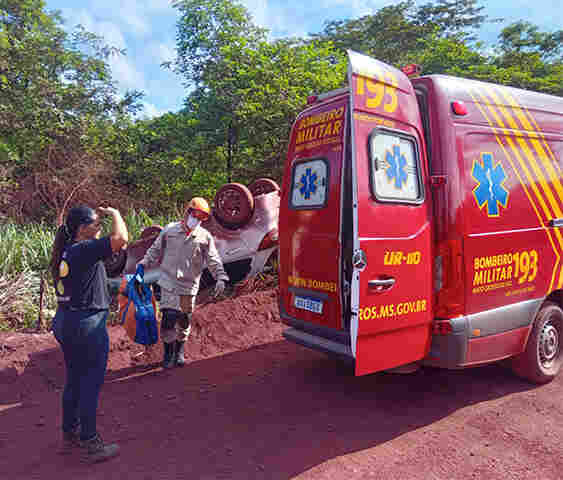 Mulher &eacute; resgatada pelos bombeiros ap&oacute;s capotar ve&iacute;culo na estrada de Maria Coelho