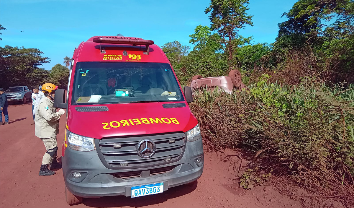 Mulher é resgatada pelos bombeiros após capotar veículo na estrada de Maria Coelho