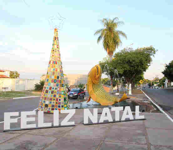 Inaugura&ccedil;&atilde;o das Luzes de Natal destaca &aacute;rvores de croch&ecirc; e homenageia projeto 'Cidinha M&atilde;os de Fada&rsquo;