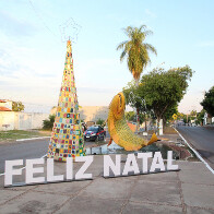 Inaugura&ccedil;&atilde;o das Luzes de Natal destaca &aacute;rvores de croch&ecirc; e homenageia projeto 'Cidinha M&atilde;os de Fada&rsquo;