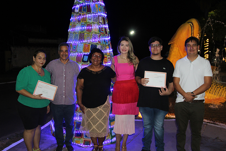 Inaugura&ccedil;&atilde;o das Luzes de Natal destaca &aacute;rvores de croch&ecirc; e homenageia projeto 'Cidinha M&atilde;os de Fada&rsquo;