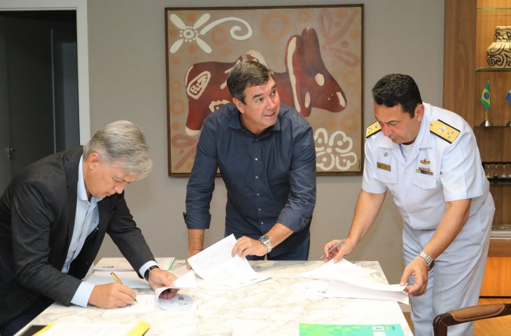 Governo e Marinha selam coopera&ccedil;&atilde;o para opera&ccedil;&otilde;es de evacua&ccedil;&atilde;o aerom&eacute;dicas em helic&oacute;pteros