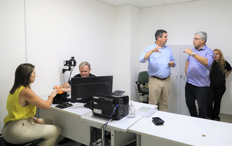 Governador faz novo RG e destaca que documento &eacute; gratuito &agrave; popula&ccedil;&atilde;o
