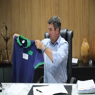 Pela 1&ordf; vez, administrativos da educa&ccedil;&atilde;o ter&atilde;o uniforme; confira como ser&aacute; vestimenta de alunos e funcion&aacute;rios
