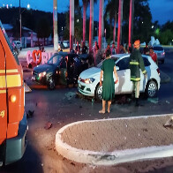 Jovem de 19 anos morre e 7 pessoas ficam feridas em acidente envolvendo tr&ecirc;s ve&iacute;culos na Porto Carrero