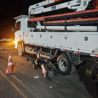 Motociclista pula do ve&iacute;culo antes de atingir lateral de caminh&atilde;o em Corumb&aacute;