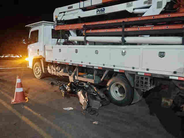 Motociclista pula do ve&iacute;culo antes de atingir lateral de caminh&atilde;o em Corumb&aacute;