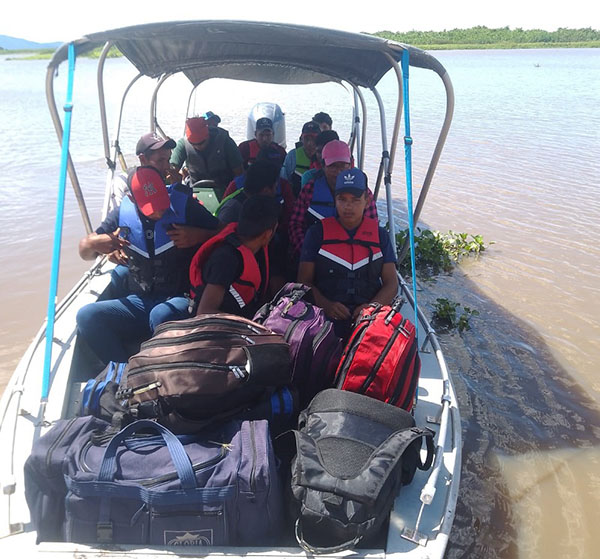 Ribeirinhos e guatós fazem viagem de 5 horas para realizarem curso de piloteiro no Pantanal