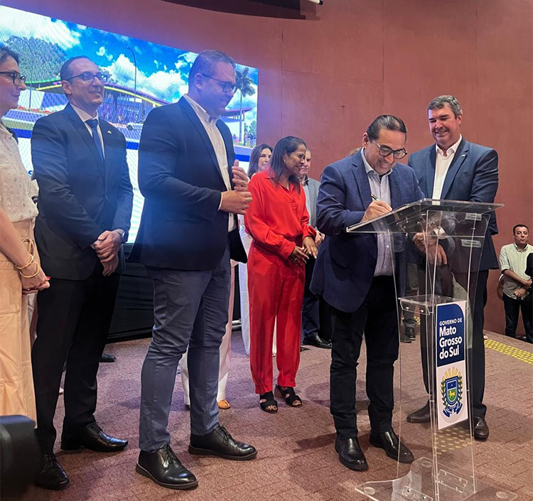 Prefeito Marcelo Iunes assina termo de ades&atilde;o para Constru&ccedil;&atilde;o da Casa da Mulher Brasileira em Corumb&aacute;