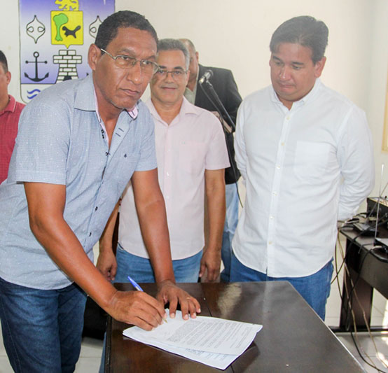 Prefeitura de Lad&aacute;rio firma contrato com FINISA para investimentos em Infraestrutura