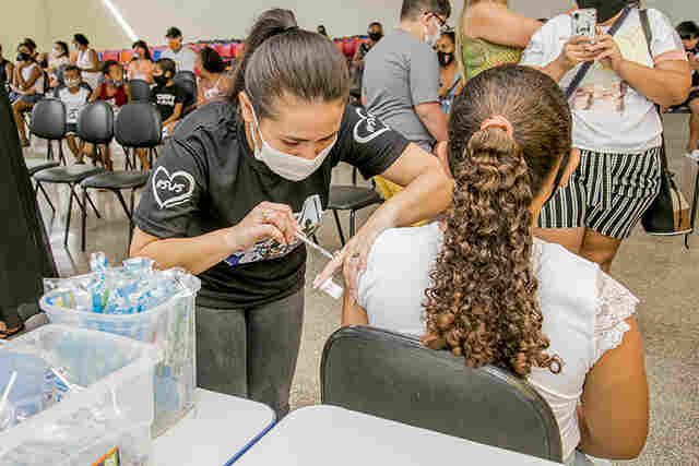 Com aumento de casos no Pa&iacute;s, Secretaria de Sa&uacute;de refor&ccedil;a vacina&ccedil;&atilde;o contra Covid-19