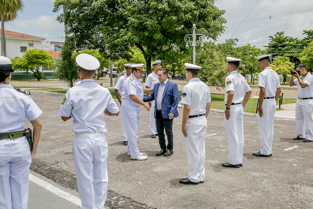 Prefeito de Corumbá é homenageado com a Medalha Amigo da Marinha