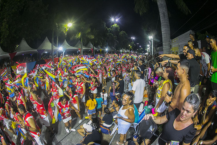 Blocos oficiais levam alegria e homenagens em desfiles na Passarela do Samba em Corumb&aacute;