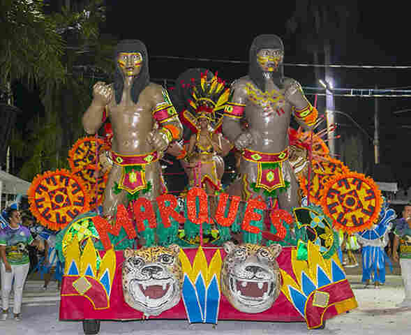 Marqu&ecirc;s de Sapuca&iacute; abre desfile das escolas da samba exaltando bravura do povo Guaicuru