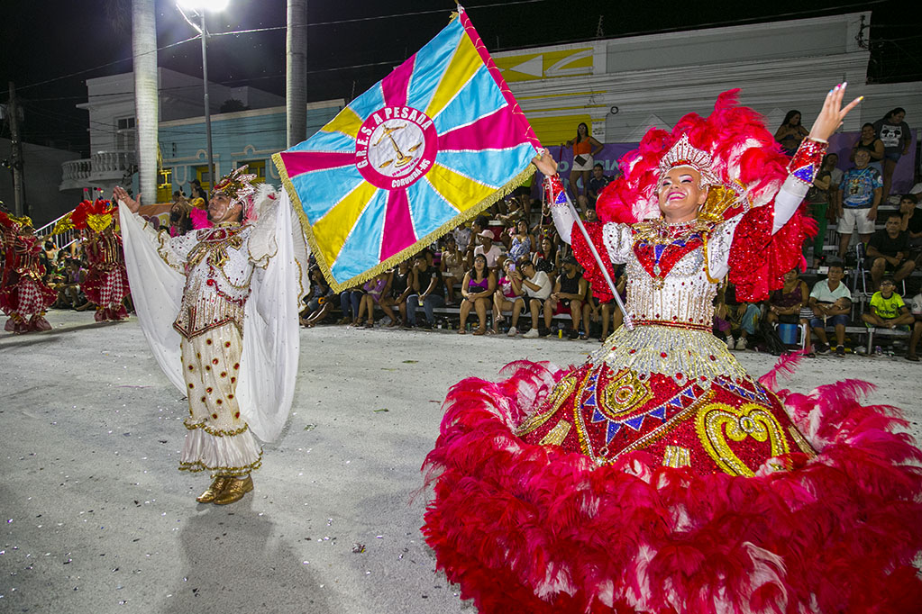 A Pesada encerra desfile com homenagem a médico corumbaense radicado na Capital