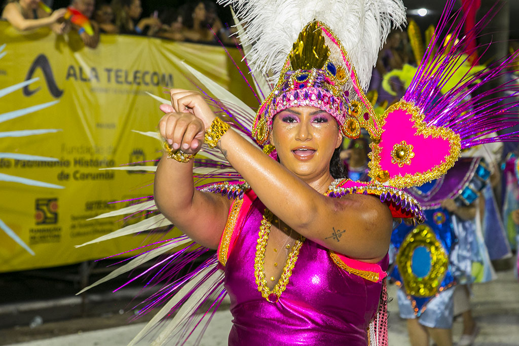 A Pesada encerra desfile com homenagem a médico corumbaense radicado na Capital