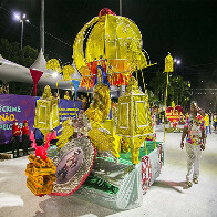 Primeira a desfilar, Imperatriz Corumbaense faz emocionada homenagem a carnavalesco