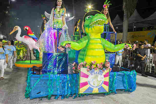 Com 800 integrantes, Corumb&aacute; do Amanh&atilde; encanta p&uacute;blico com enredo local e belas fantasias