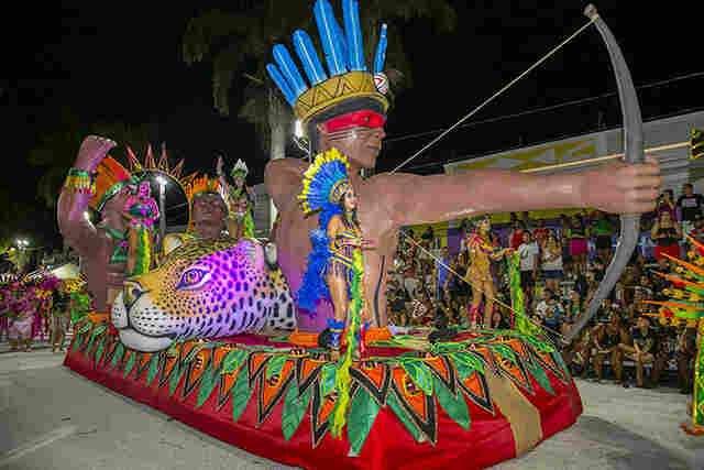 Imp&eacute;rio do Morro encerra desfile das escolas de samba exaltando ess&ecirc;ncia pantaneira