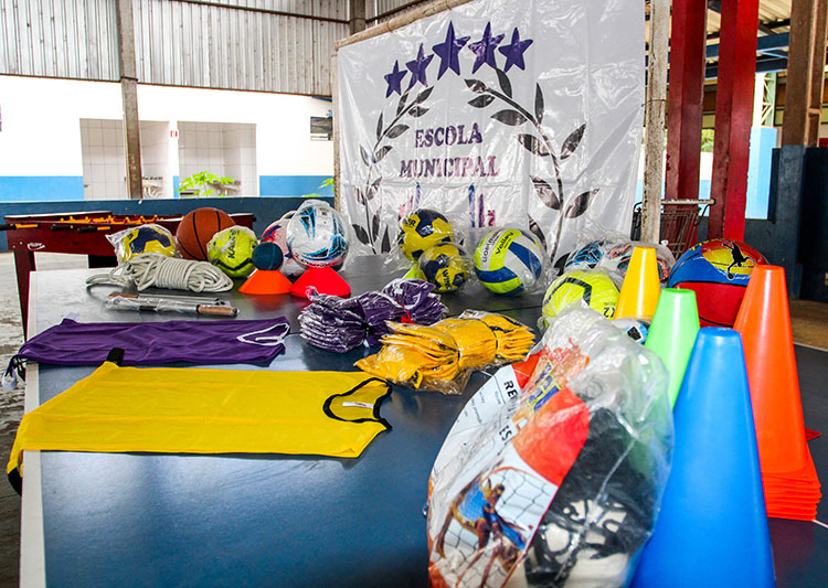 Prefeitura de Lad&aacute;rio entrega material esportivo para escolas da REME